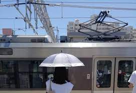 駅で日傘を差す画像