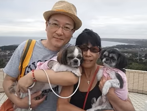 ぺこりーのさん夫妻と2匹の犬