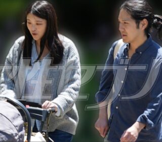 小室眞子さん夫婦とベビーカー