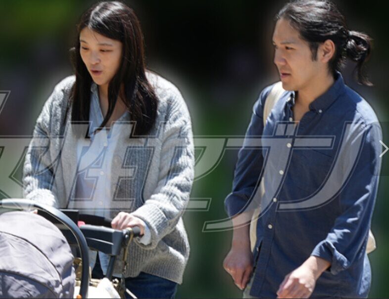 小室眞子さん夫婦とベビーカー