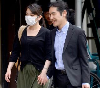 小室眞子　圭　ニューヨーク手つなぎ写真