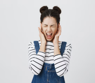 叫ぶ女性