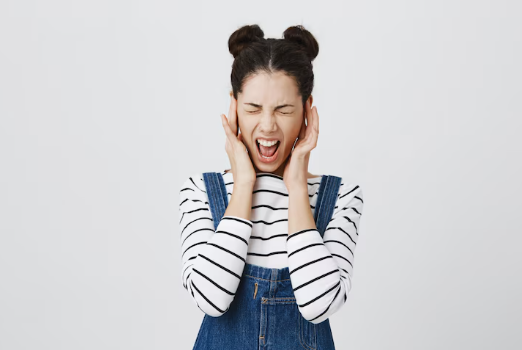 低い声の女性でも叫ぶ？「キャー」が出る仕組みと叫ぶ人・叫ばない人の違いとは