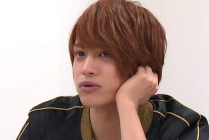 中間淳太　頬杖