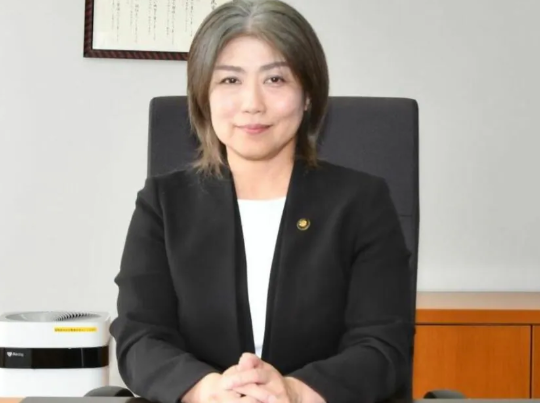 田久保市長　デスク