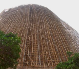 香港　竹の足場を組まれたビル