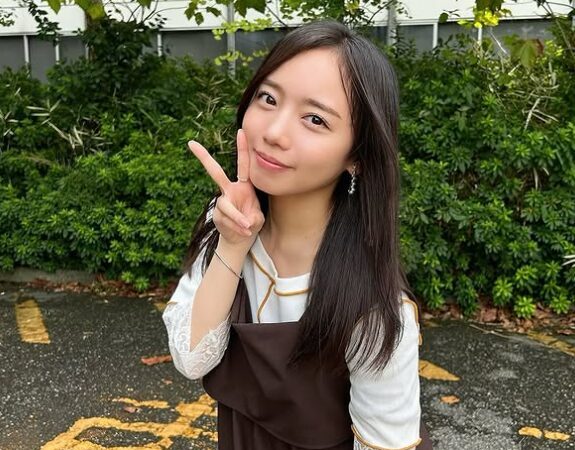 齊藤京子　ピースサイン